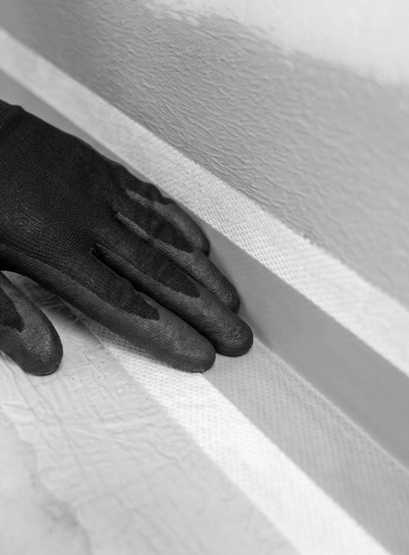 Sanitärdichtband wird eingearbeitet